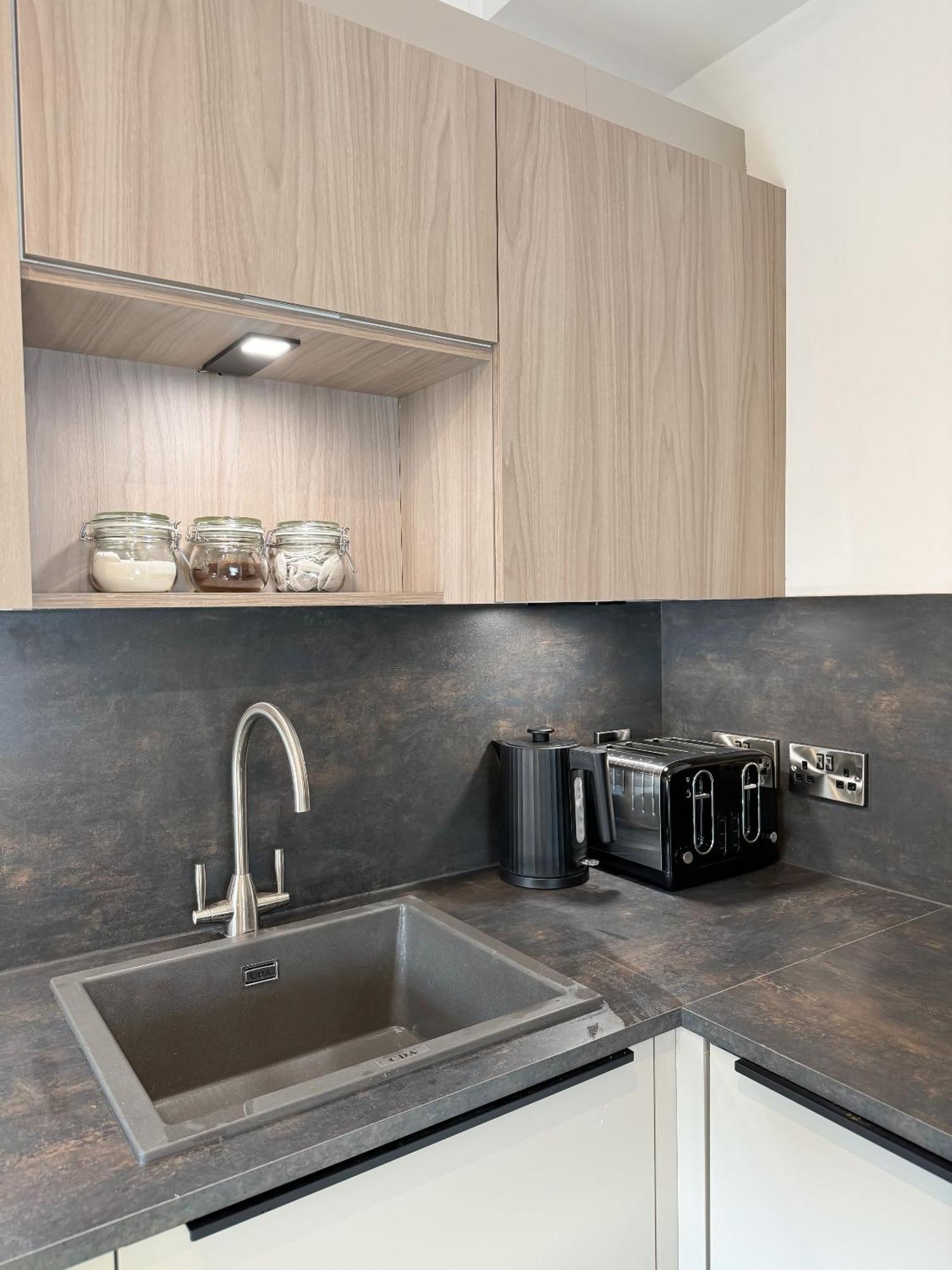 Central Hull Apartments Кингстън ъпон Хъл Стая снимка