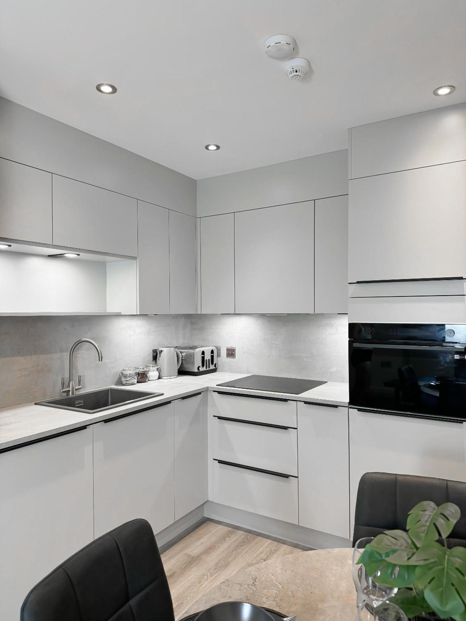 Central Hull Apartments Кингстън ъпон Хъл Стая снимка