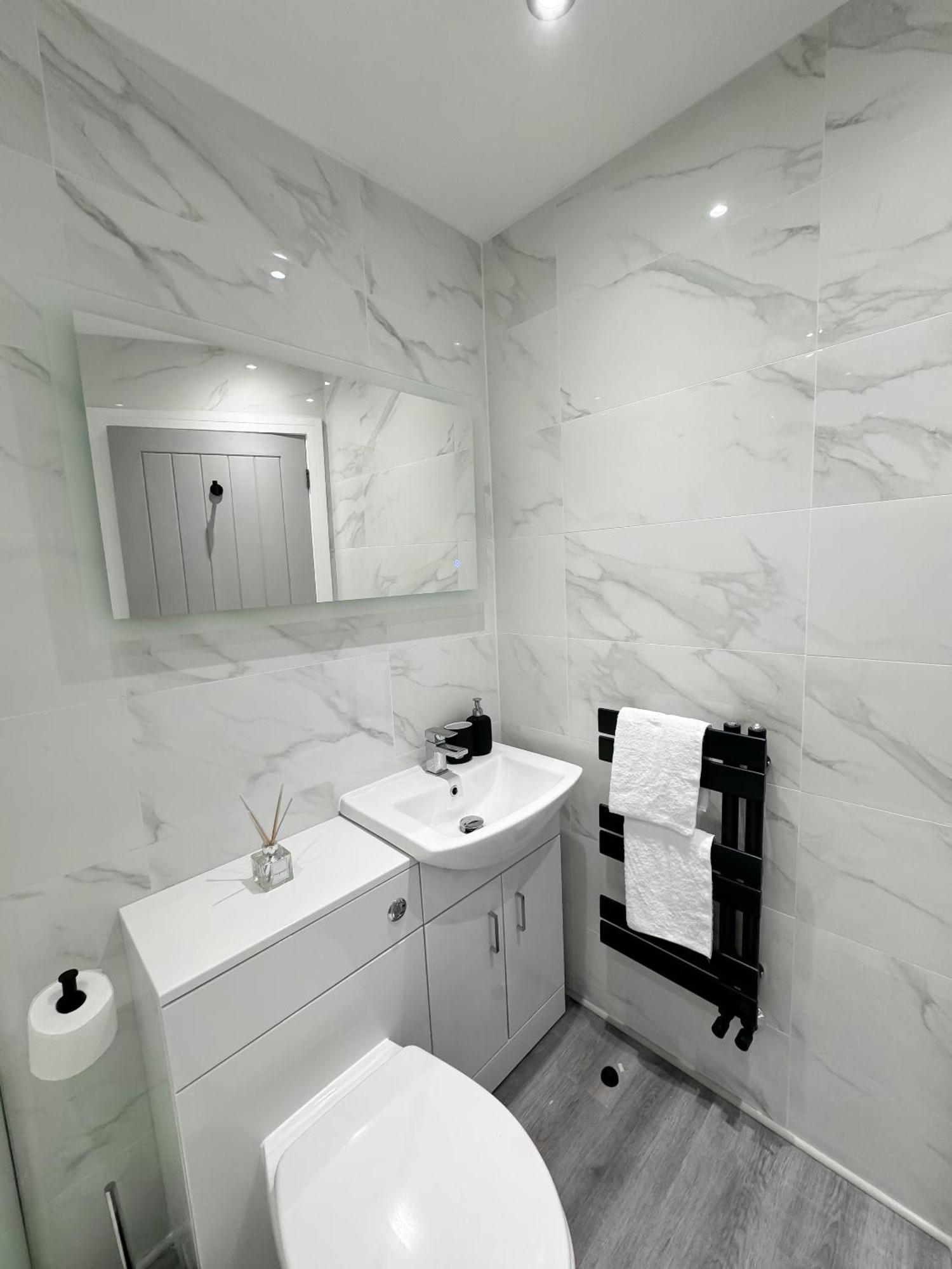 Central Hull Apartments Кингстън ъпон Хъл Стая снимка